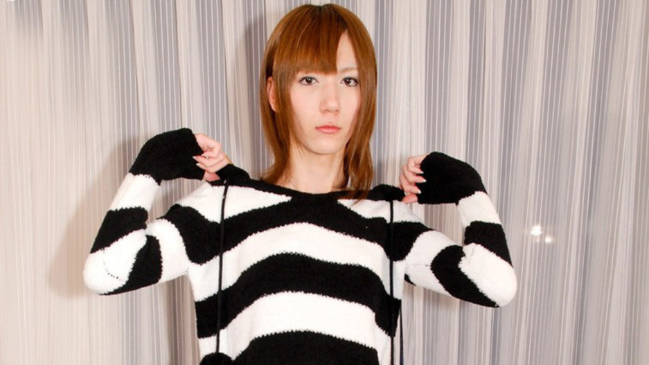 Miki Spreads For The Camera!